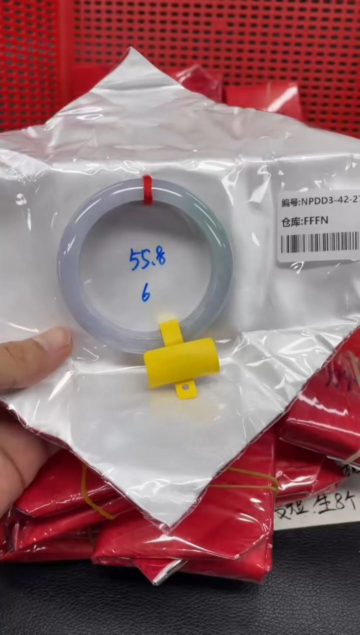 翡翠手镯未镶嵌翡翠手镯