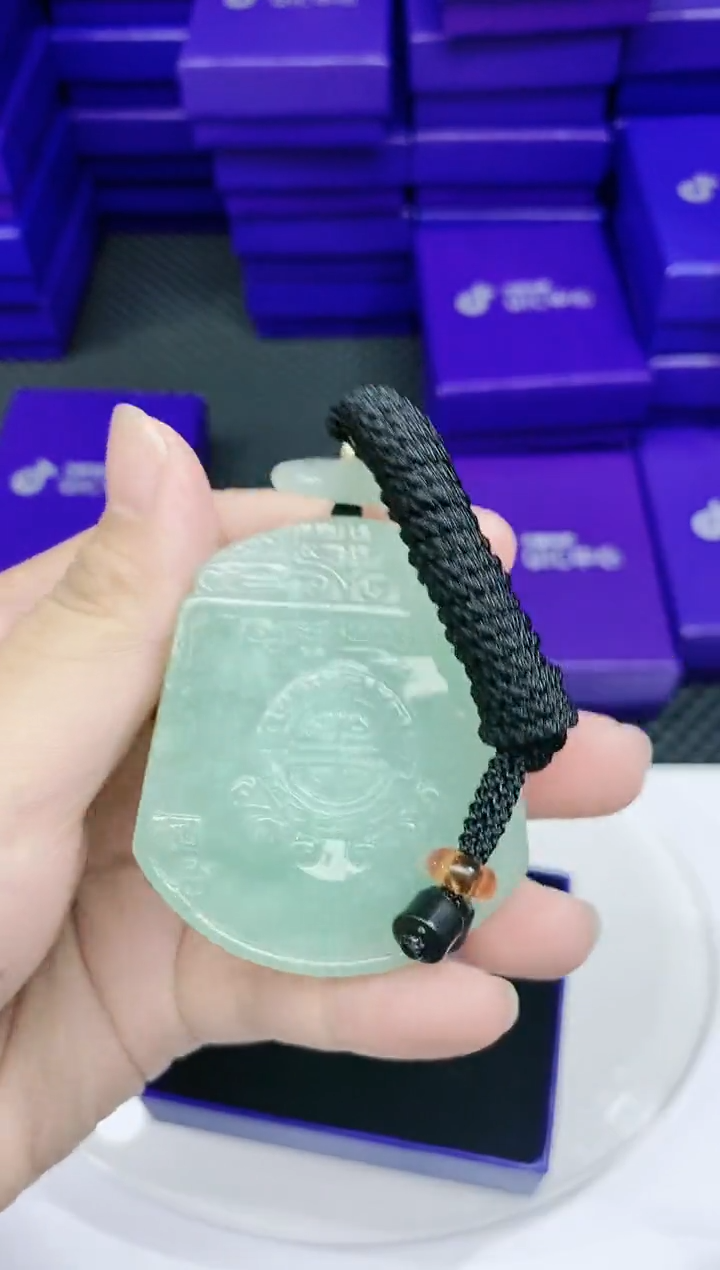 翡翠未镶嵌颈饰              