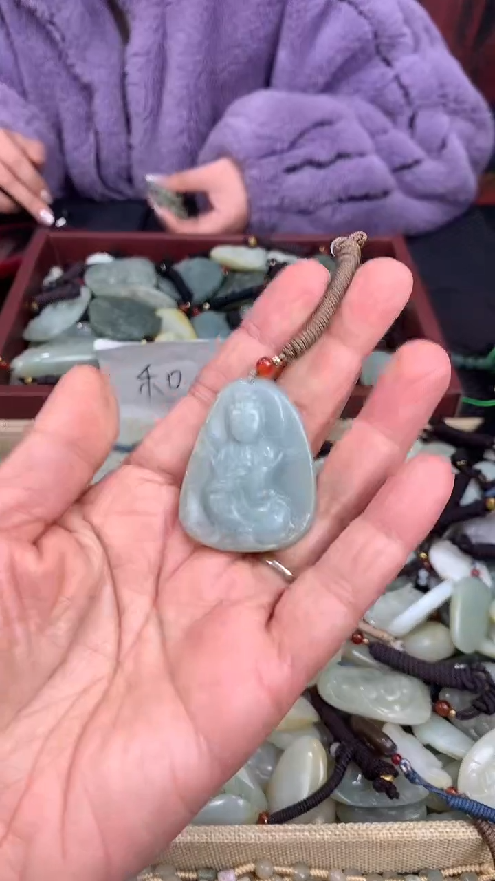 颈饰未镶嵌和田玉（多样性发一件）没有证书有瑕