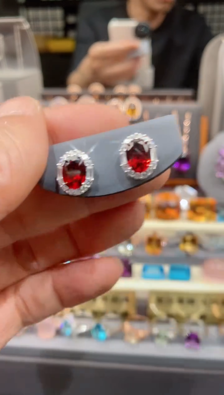 【闪购商品】石榴石耳钉银S925镶嵌石榴石耳钉