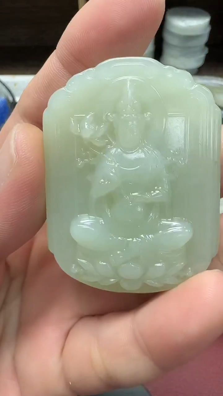 颈饰未镶嵌和田玉双面雕刻