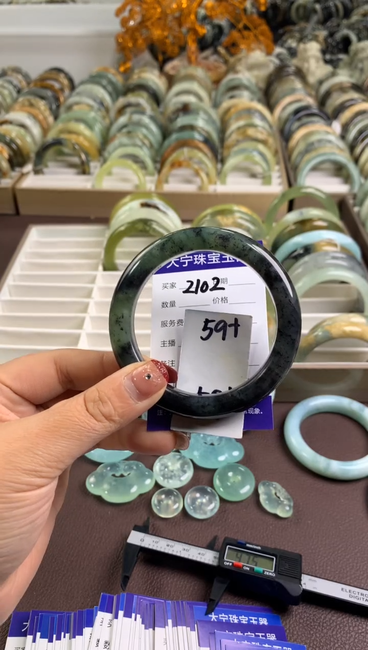 【闪购商品】蛇纹石玉手镯未镶嵌2102
