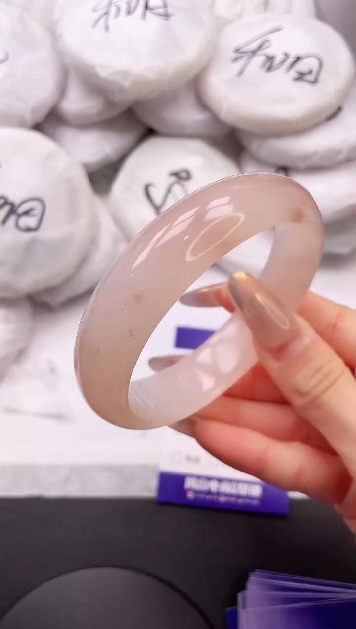 【闪购商品】石英质玉手镯未镶嵌8K28-62