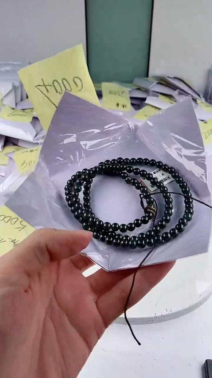 翡翠未镶嵌颈饰            