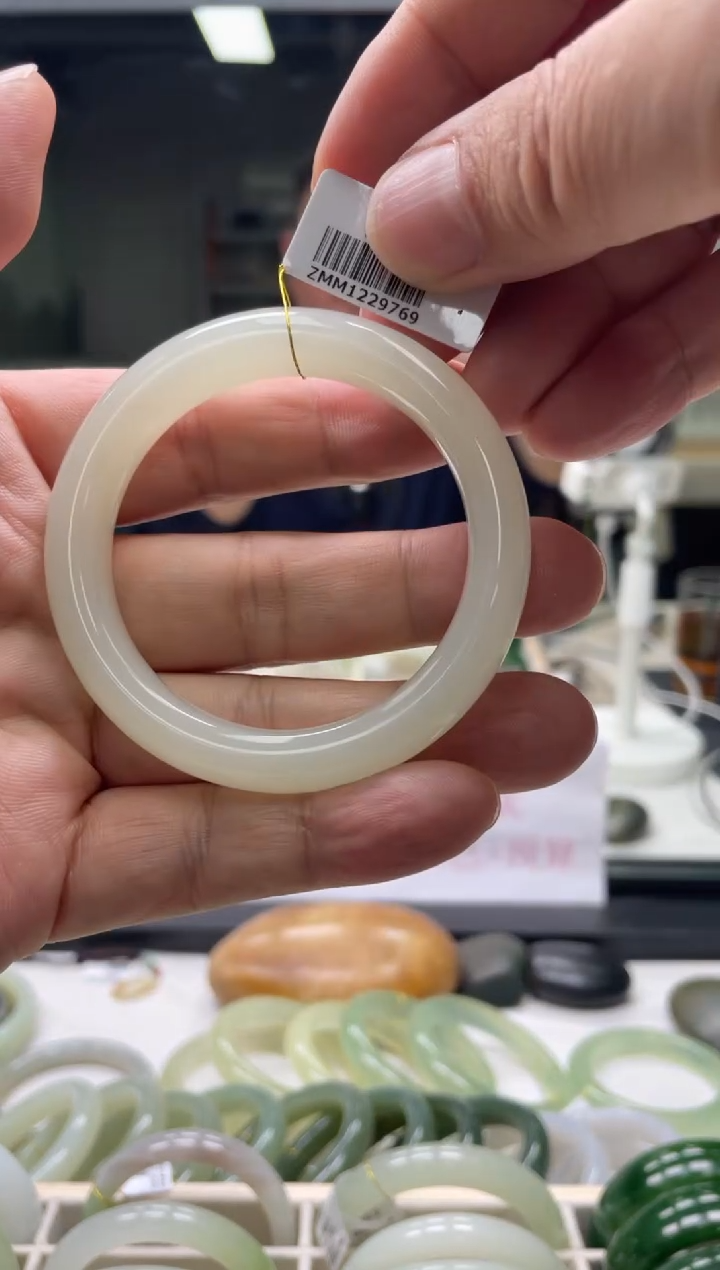 【闪购商品】和田玉手镯未镶嵌51-52圈口9769