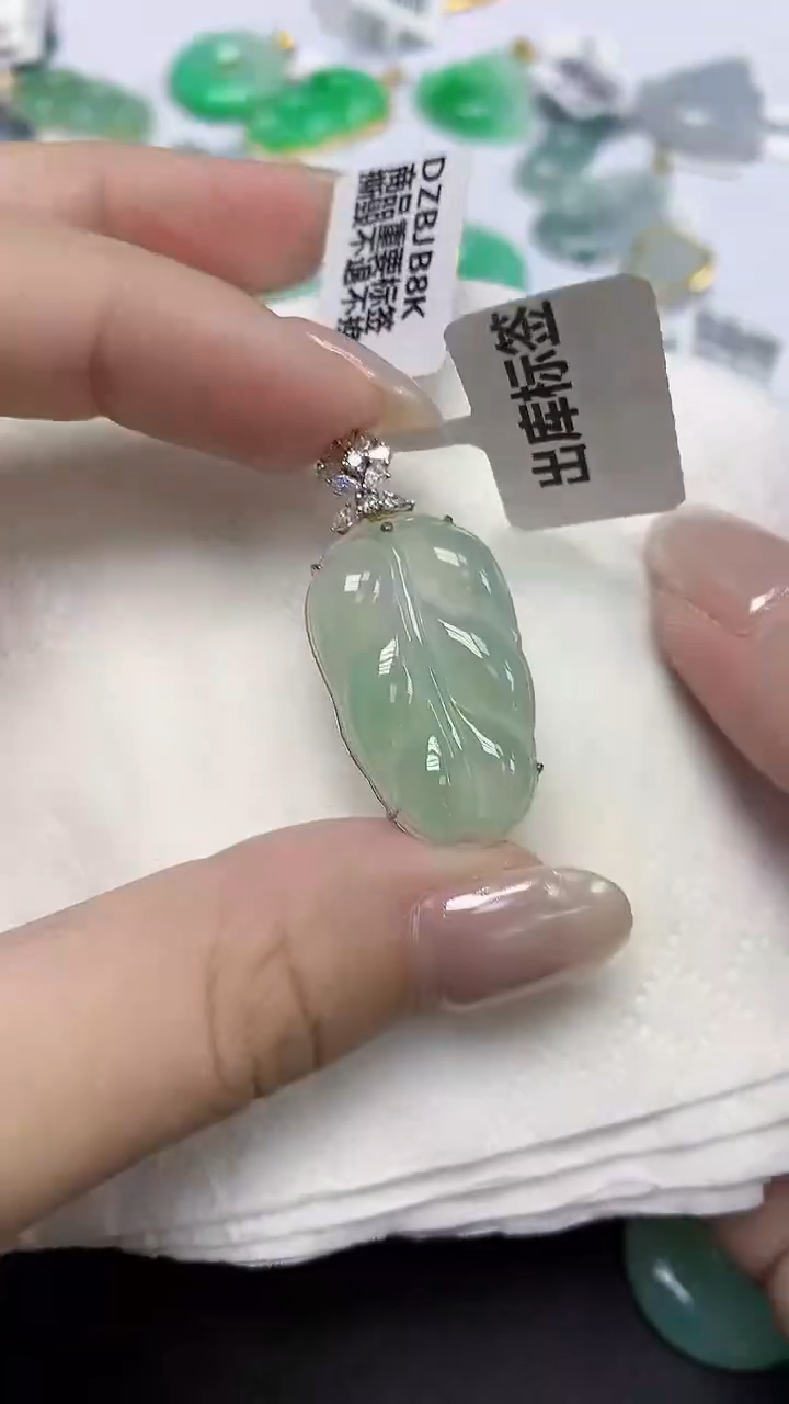 翡翠18K金镶嵌颈饰天然缅甸翡翠A货多样性发其一