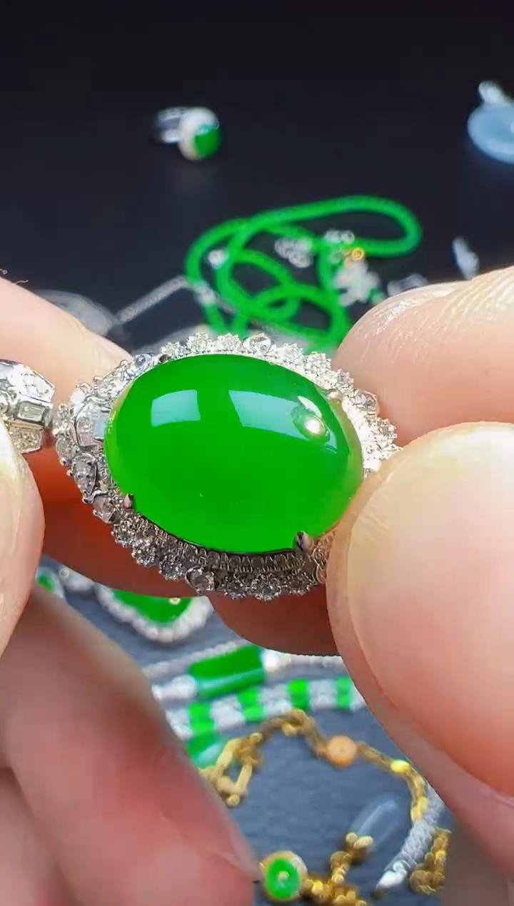 翡翠18K金镶嵌颈饰《****馆翡翠