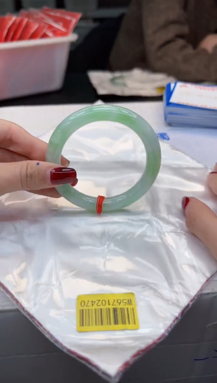 【闪购商品】翡翠手镯未镶嵌，手镯均需要有包容心