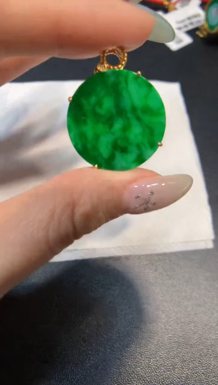 颈饰18K金镶嵌翡翠无事牌