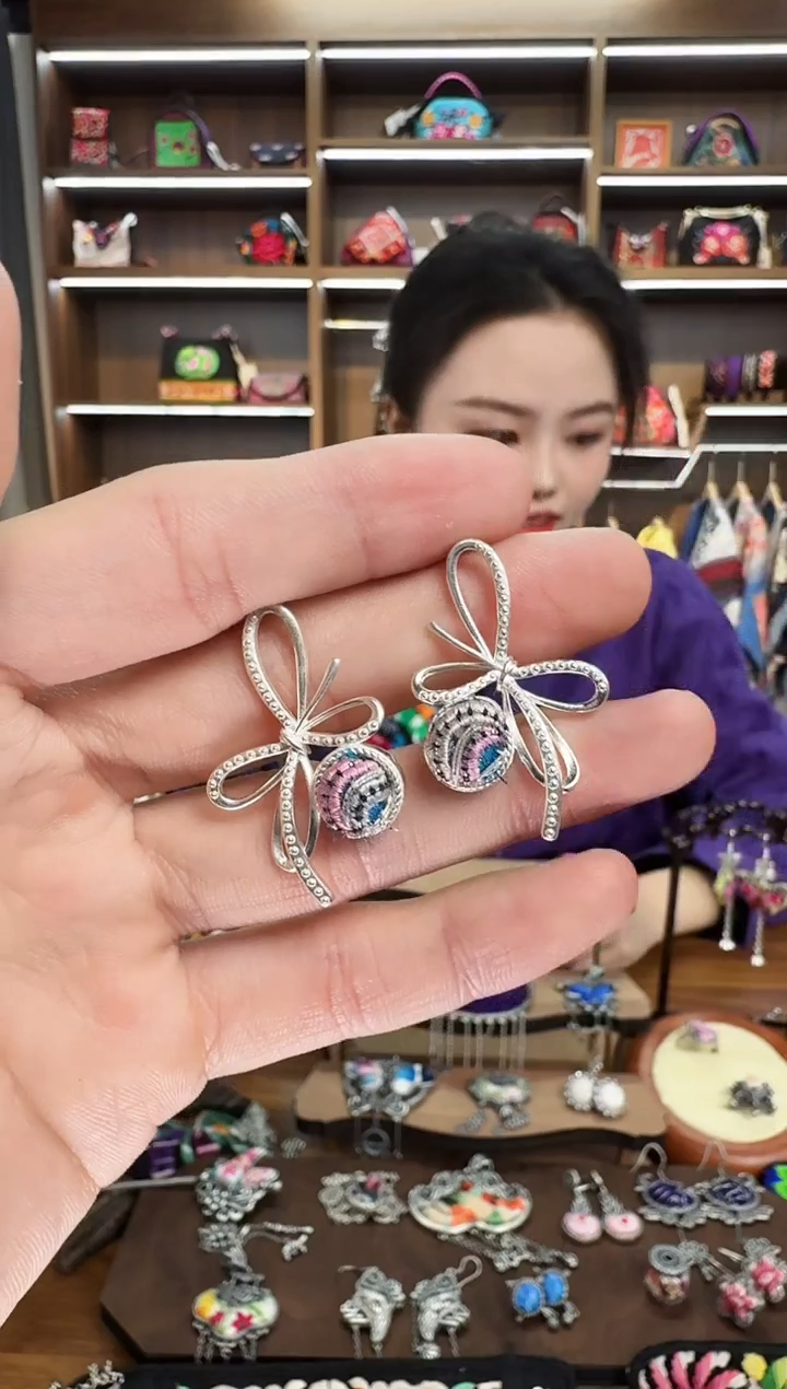 【闪购商品】织绣101蒙阿苏苗绣传承