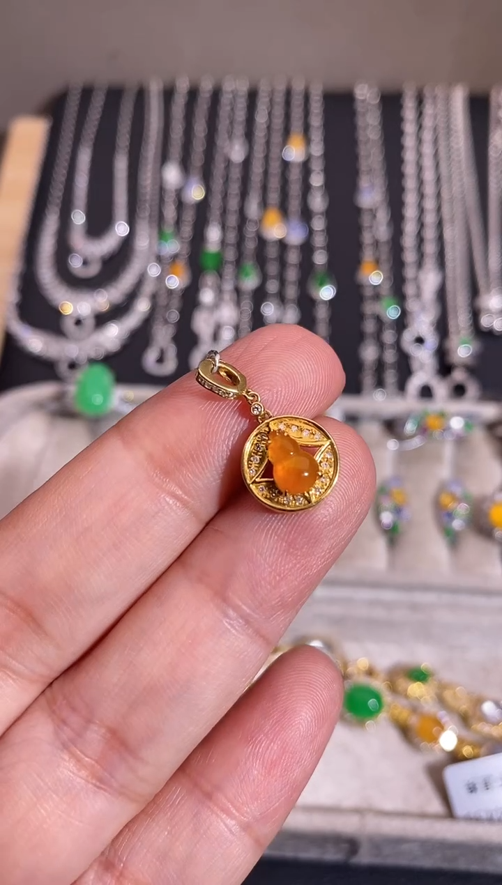 颈饰18K金镶嵌翡翠吊坠