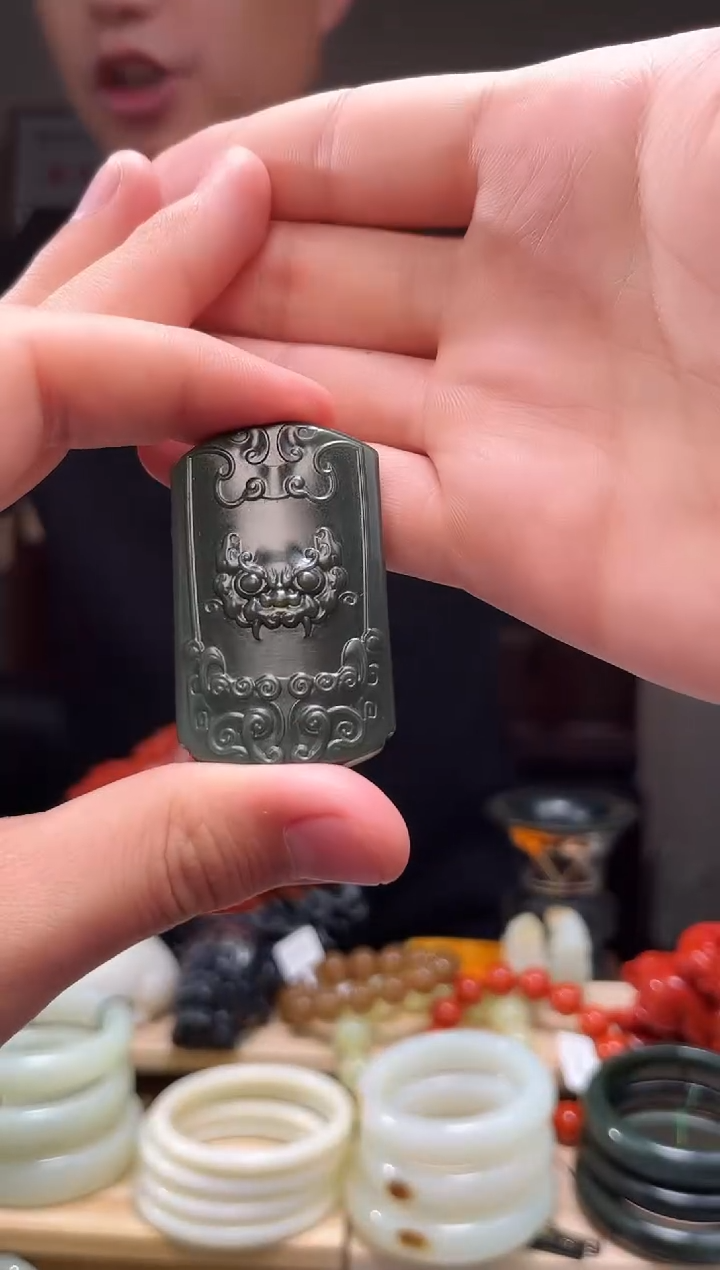 颈饰未镶嵌和田玉吊坠