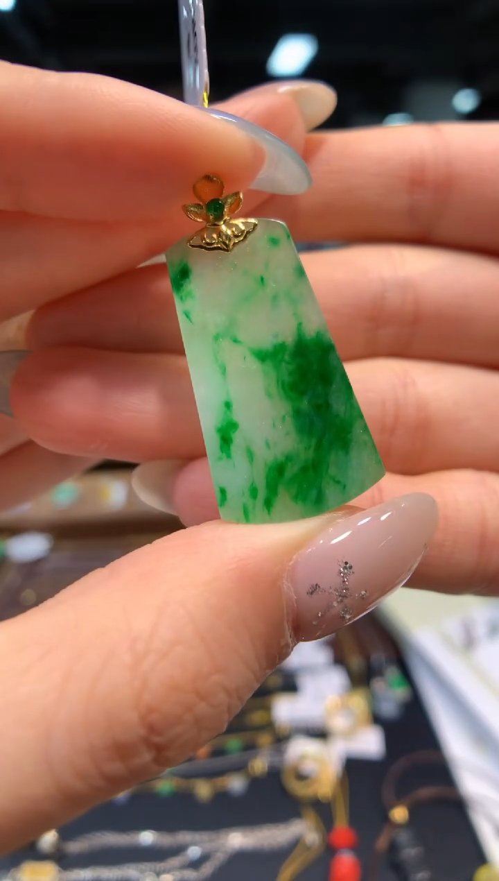 颈饰18K金镶嵌翡翠无事牌