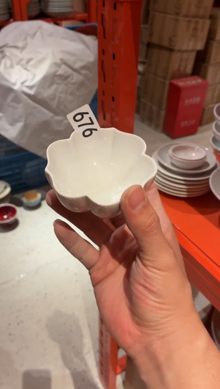 瓷片p****z676白色花瓣三足小碟1个