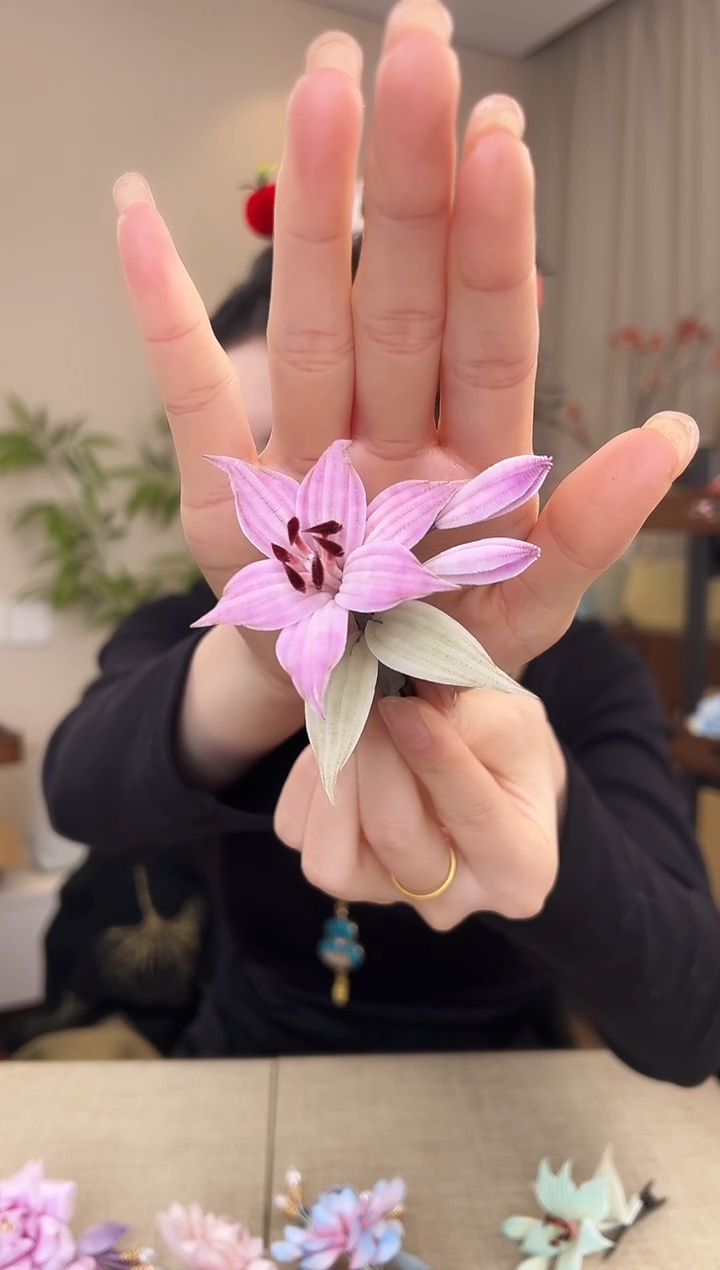 刺绣紫色胖绒边夹
