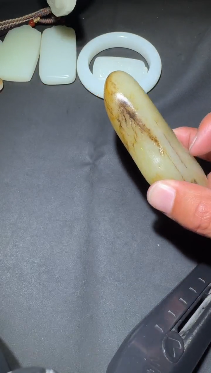 未镶嵌和田玉（糖玉）挂件和田玉