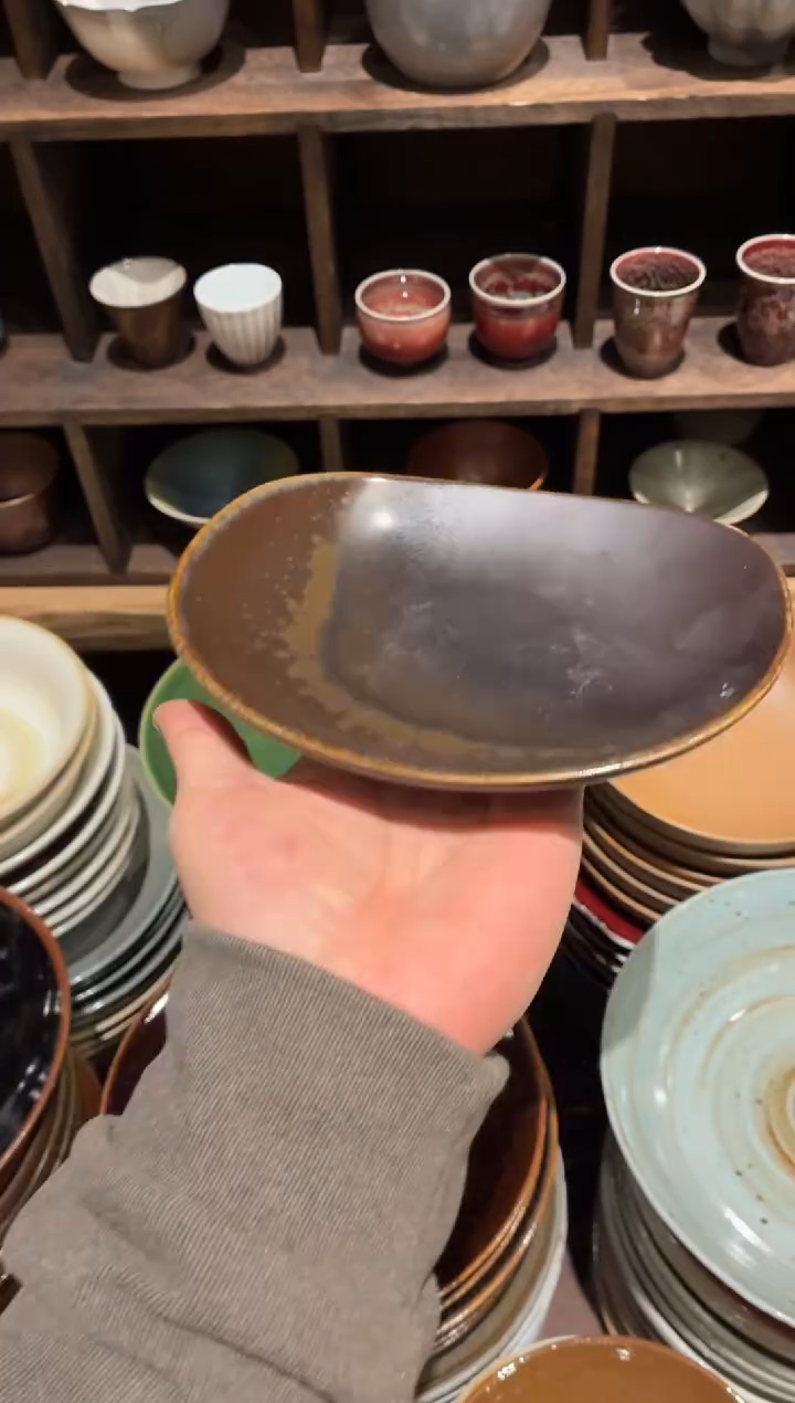 瓷片大****饰130棕色元宝碟1个