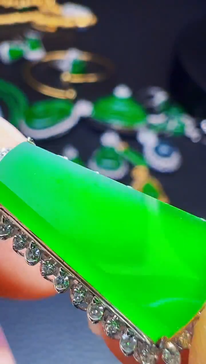 颈饰18K金镶嵌翡翠寻**今翡翠