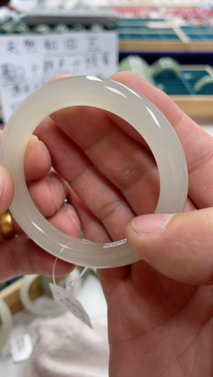 未镶嵌手镯和田玉娜*娜和田玉手镯