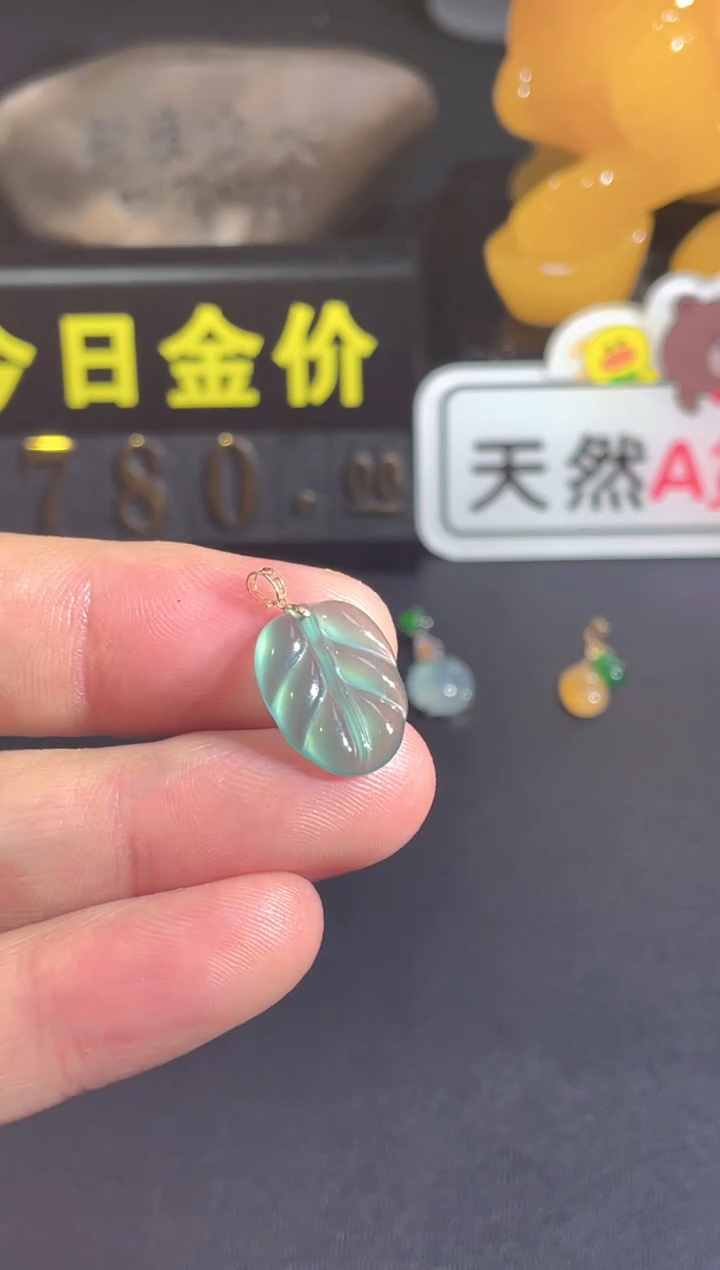 翡翠18K金镶嵌颈饰   
