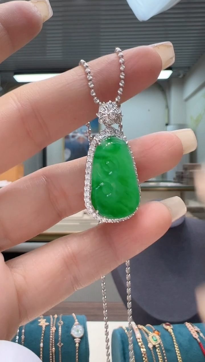 【闪购商品】翡翠吊坠(不含链)18K金镶嵌翡翠绿如意吊坠