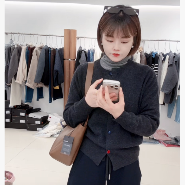冬款百搭小马卡通彩扣圆领针织开衫女