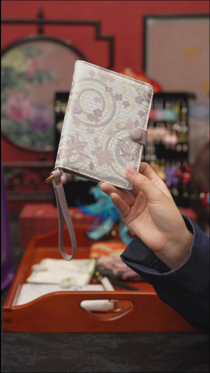 刺绣月****?非遗苏绣手工饰品