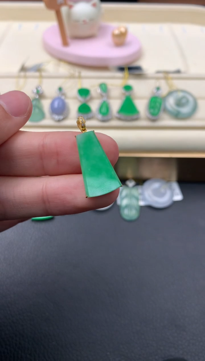 【闪购商品】翡翠颈饰18K金镶嵌A642....