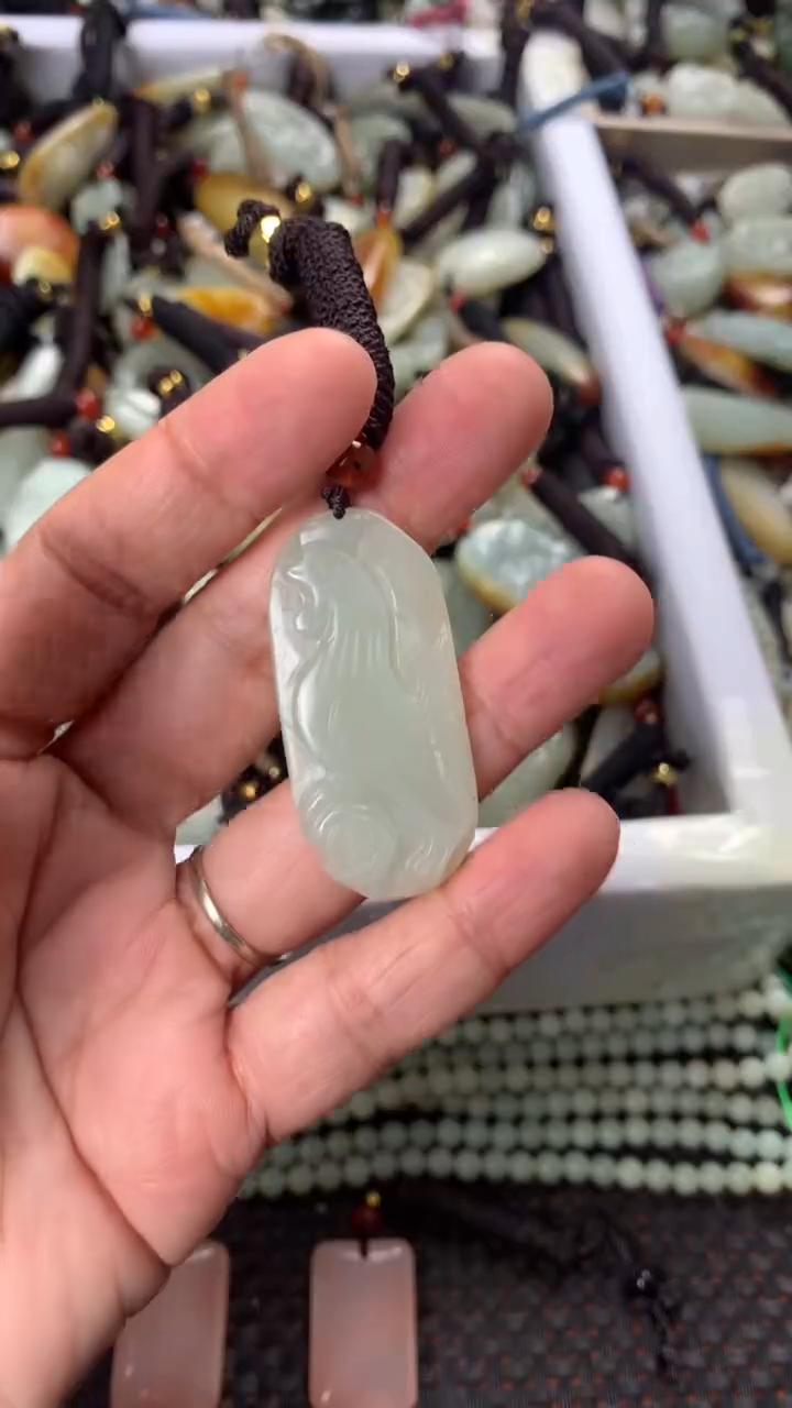 【闪购商品】和田玉颈饰未镶嵌多样性发货没有证书，拍一发一.有瑕