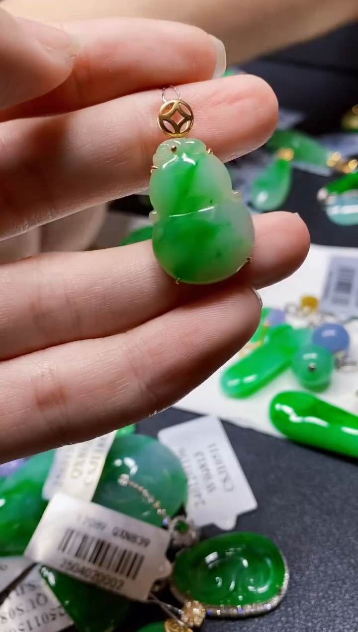 颈饰18K金镶嵌翡翠葫芦