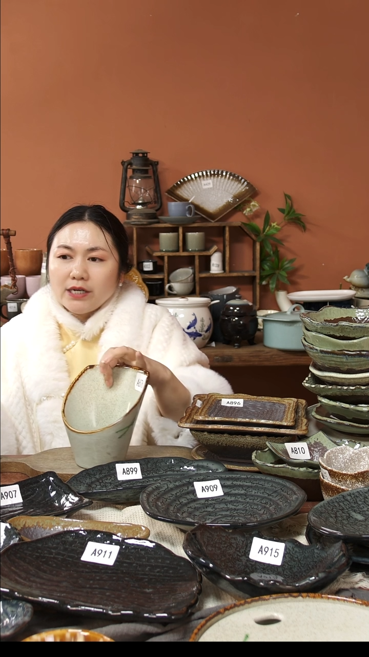 陶瓷A676 一只手绘荷花黑点高低筒子可能微瑕