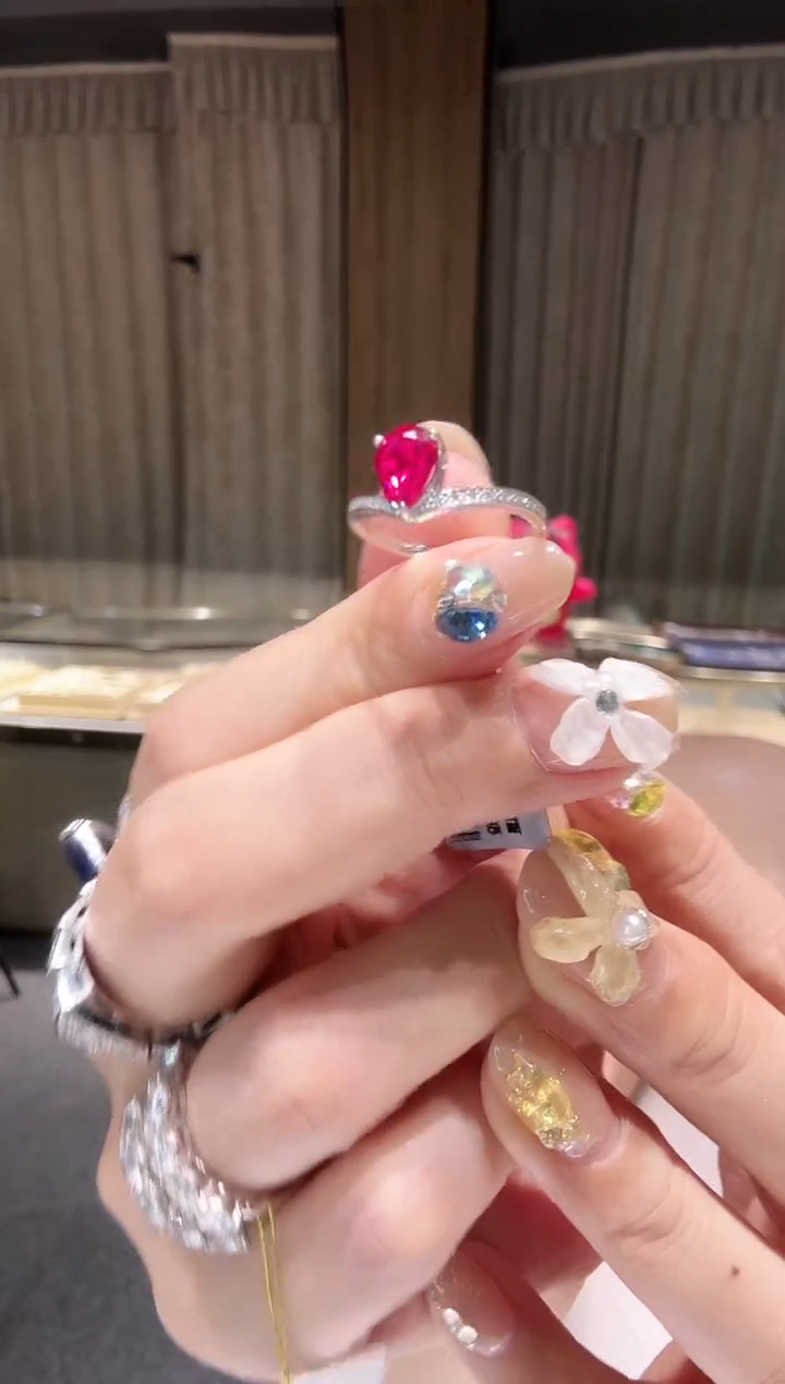 铂Pt950镶嵌戒指钻石皇冠红色