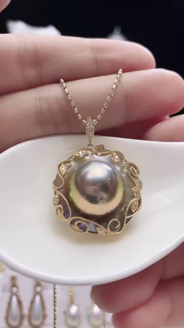 【闪购商品】拼合珍珠（马贝珠）颈饰18K金镶嵌海水马贝吊坠