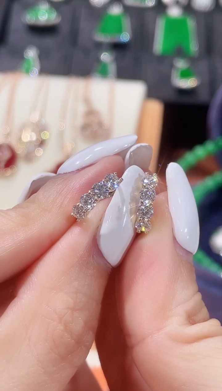 【闪购商品】实验室培育钻石耳饰18K金镶嵌耳钉