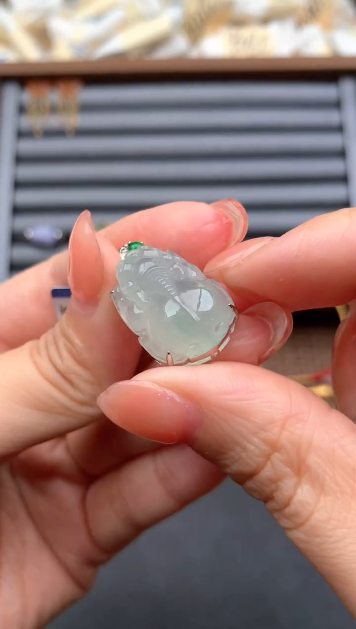 18K金镶嵌挂件翡翠一