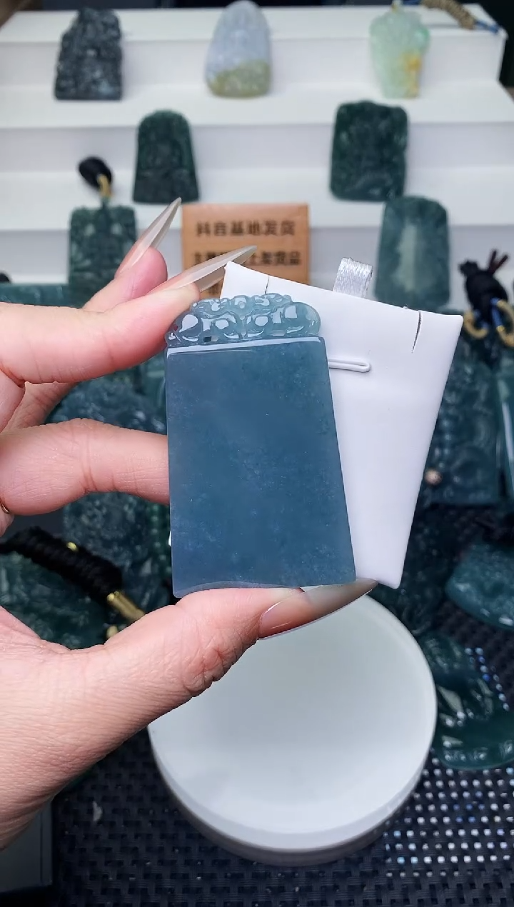 颈饰未镶嵌翡翠 
