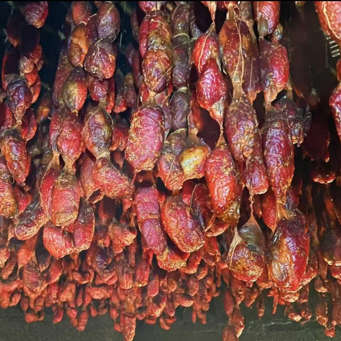 湖南农家烟熏腊排骨香肠选用新鲜猪肠衣包裹猪肋排