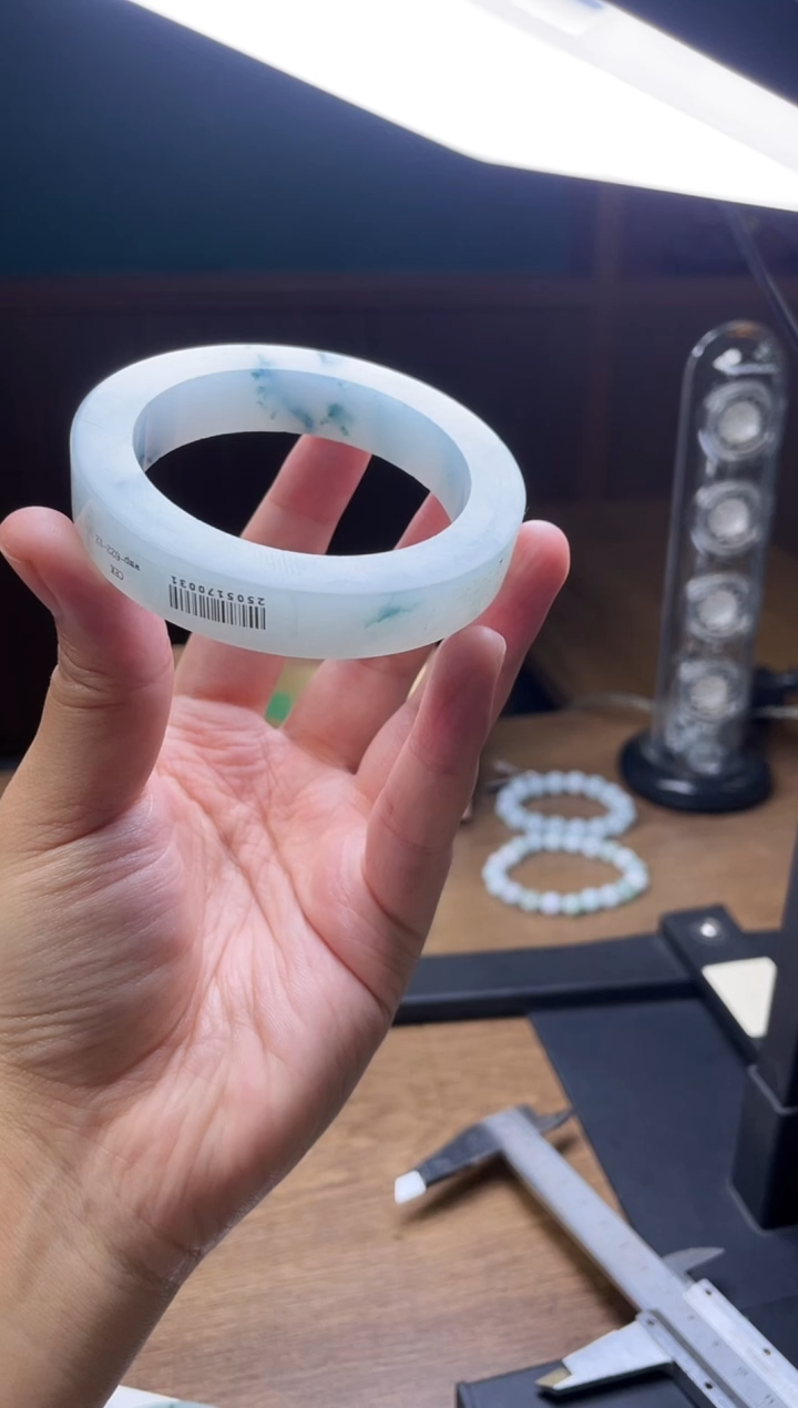 未镶嵌手镯定制翡翠燕*飞定制