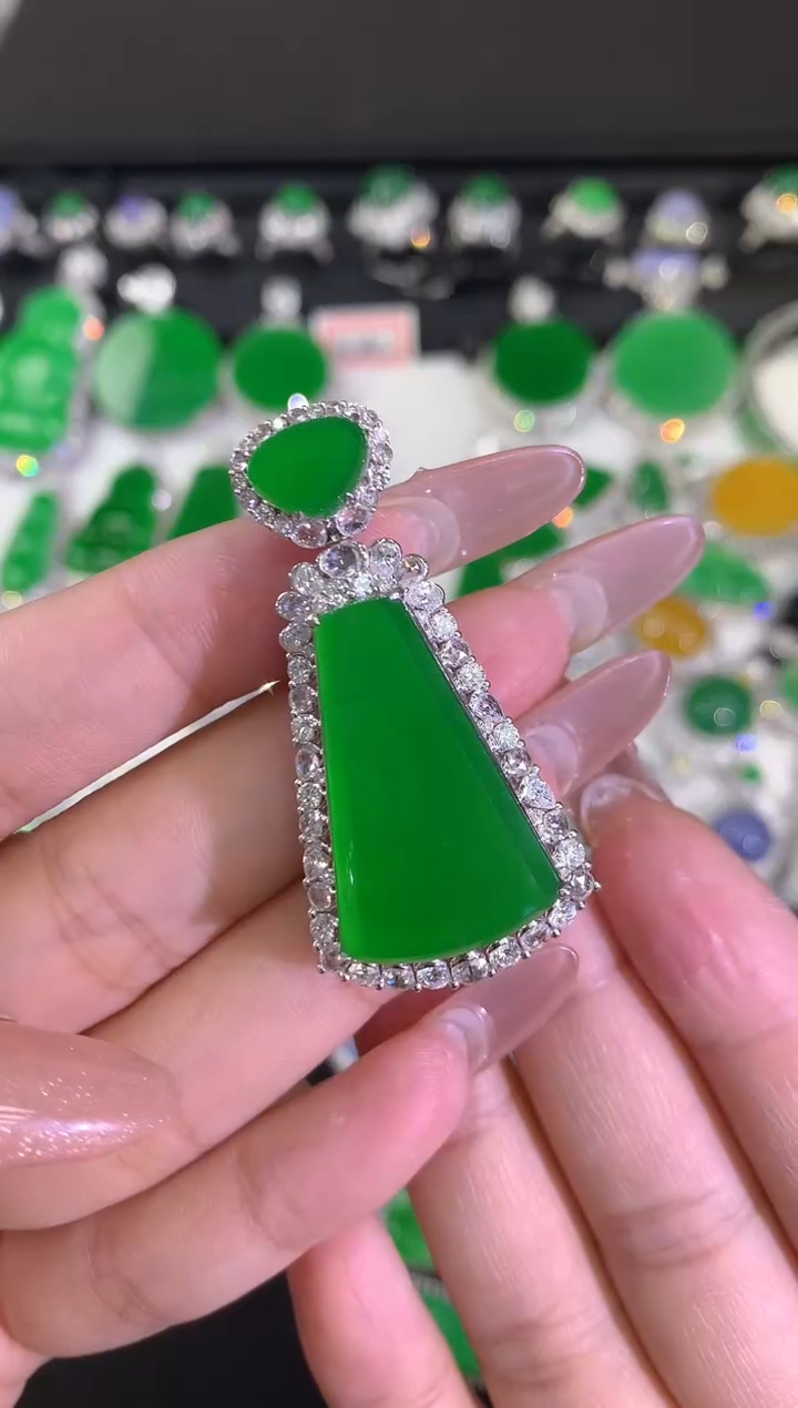 【闪购商品】翡翠颈饰18K金镶嵌绿无事牌吊坠