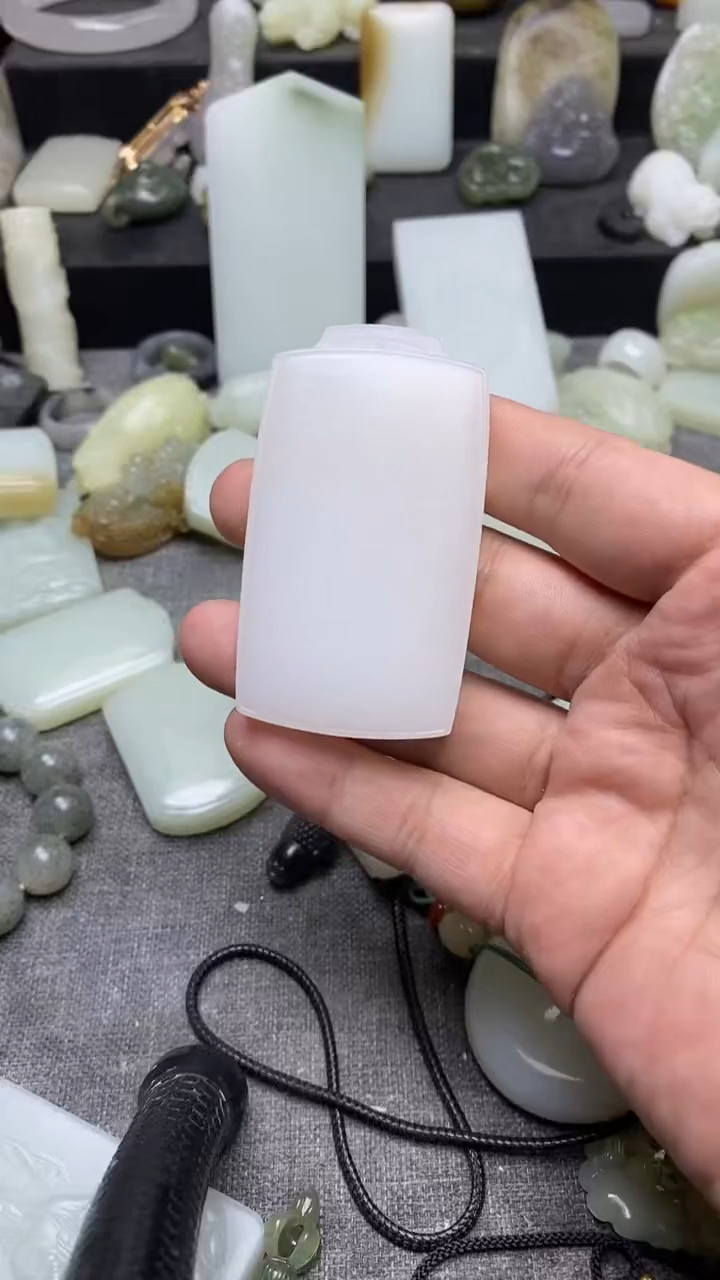 颈饰未镶嵌和田玉羊脂白玉牌子