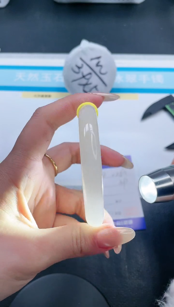 【闪购商品】石英质玉手镯未镶嵌18V263-59