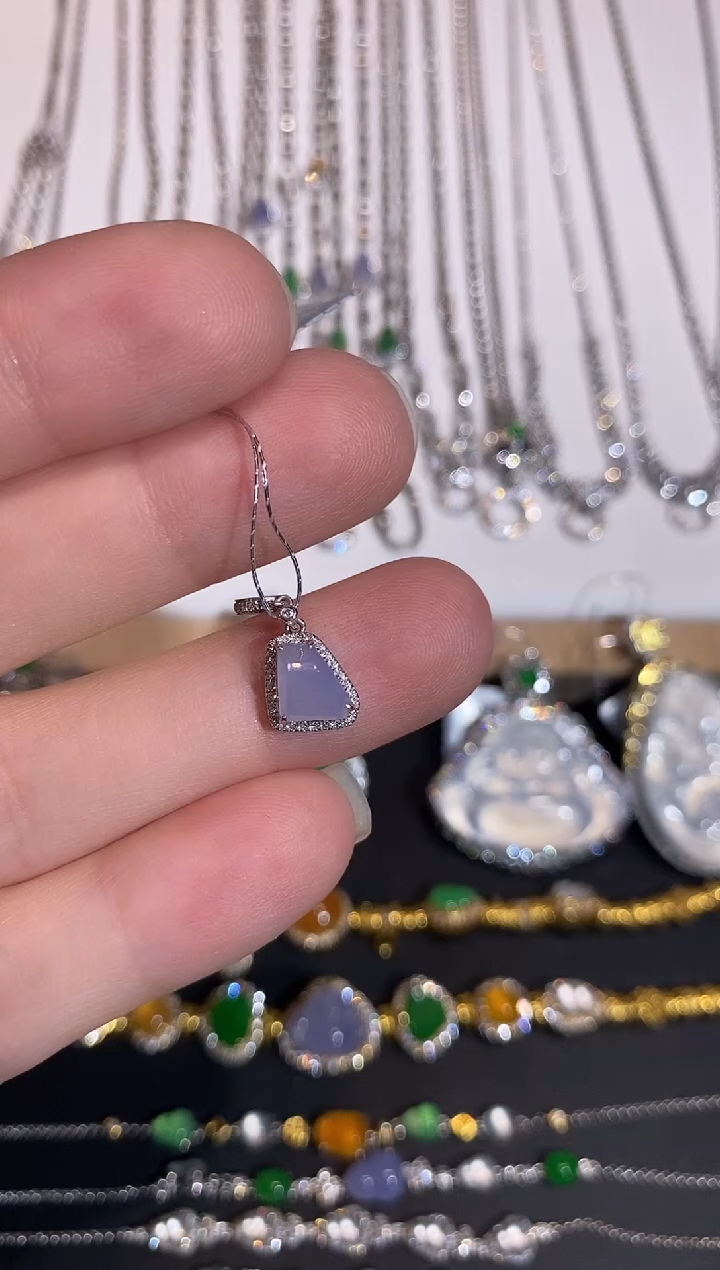 颈饰18K金镶嵌翡翠吊坠