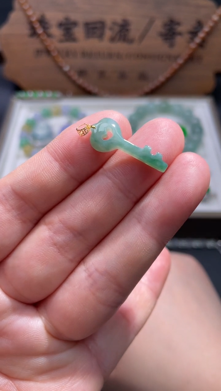 【闪购商品】翡翠颈饰18K金镶嵌8..........