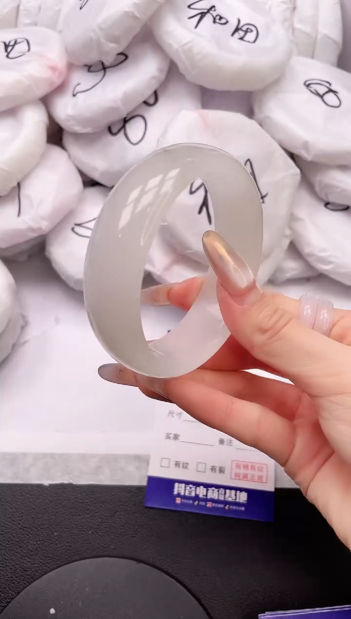 【闪购商品】石英质玉手镯未镶嵌8K197-60