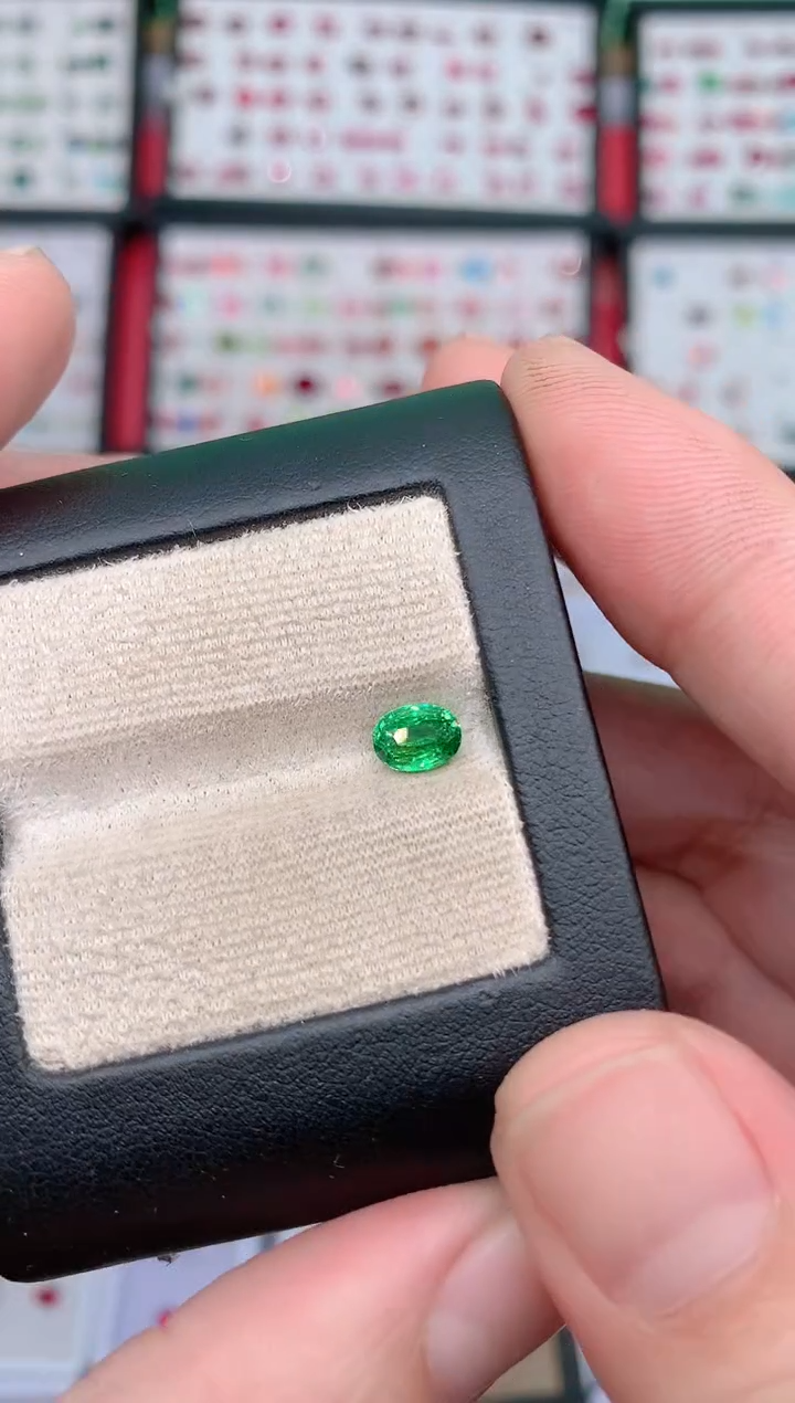 未镶嵌裸石石榴石（沙弗莱）吉尔德1.02ct