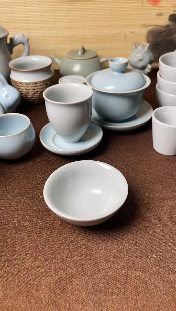 微瑕云雾月白釉平足鸡心杯