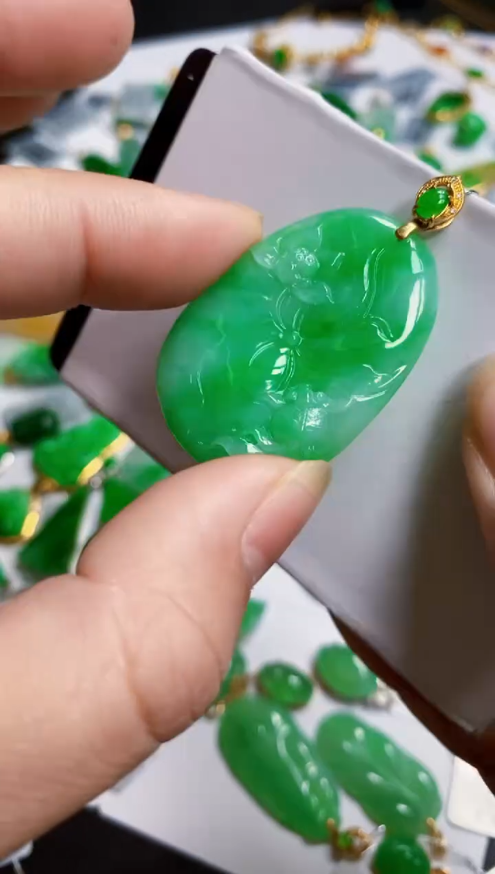 【闪购商品】翡翠颈饰18K金镶嵌荷叶