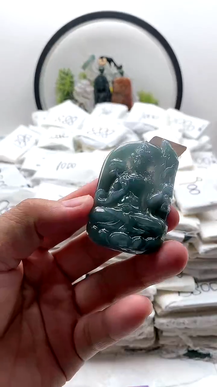 翡翠未镶嵌颈饰虚空藏