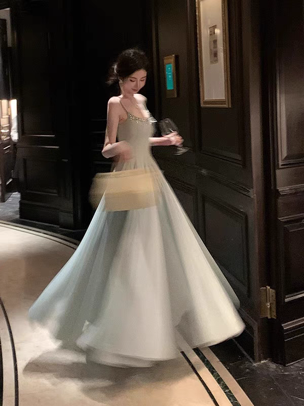 轻奢高级感蓝色水晶吊带连衣裙请冷感礼服沙滩海边度假