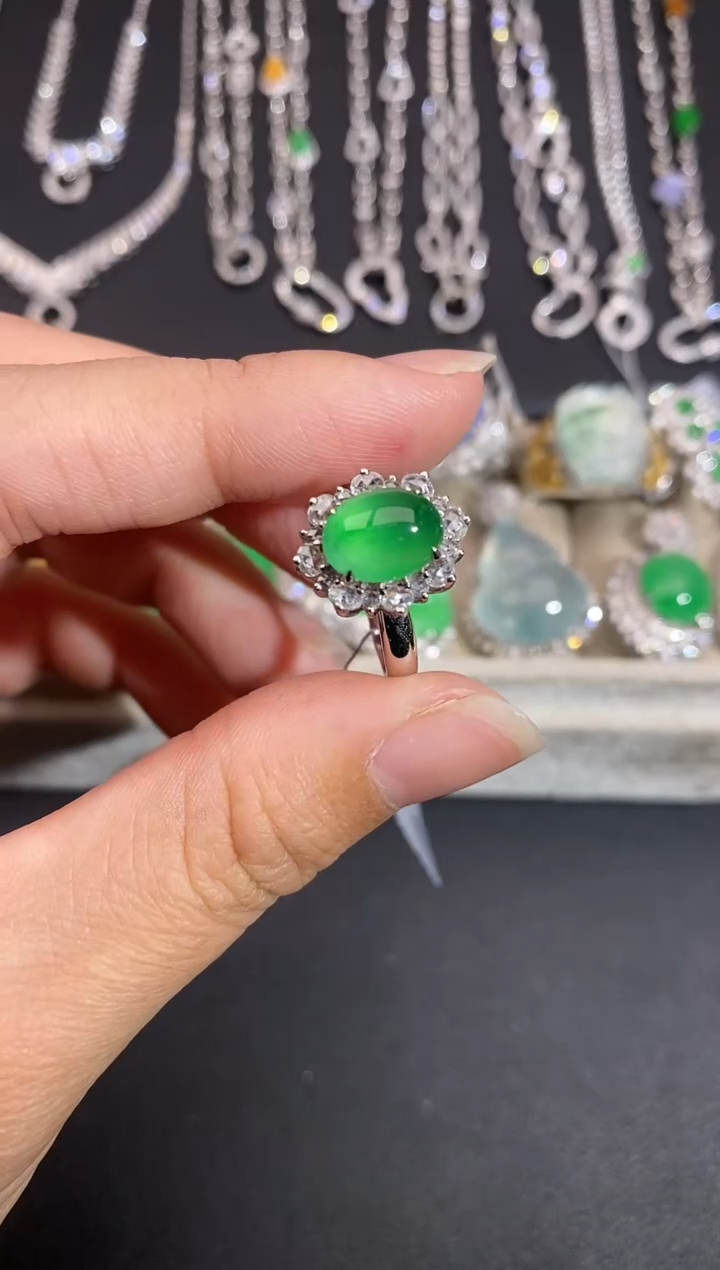 颈饰18K金镶嵌翡翠戒指